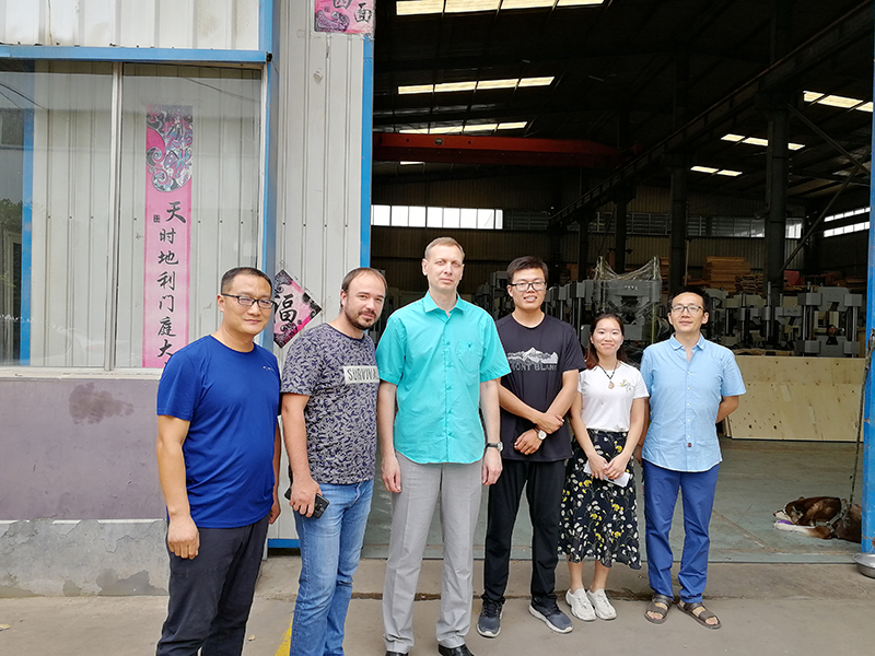 俄罗斯客户到厂验收机器，获得客户一致好评